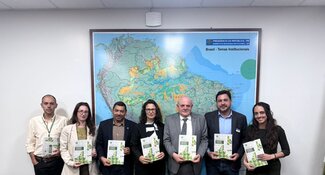 Foto com grupo de pessoas entregando a publicação no Ministério da Agriculta e Pecuária do Brasil