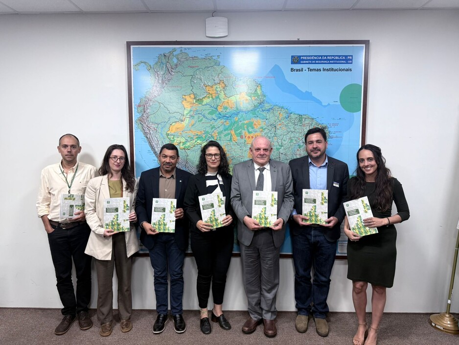 Foto com grupo de pessoas entregando a publicação no Ministério da Agriculta e Pecuária do Brasil